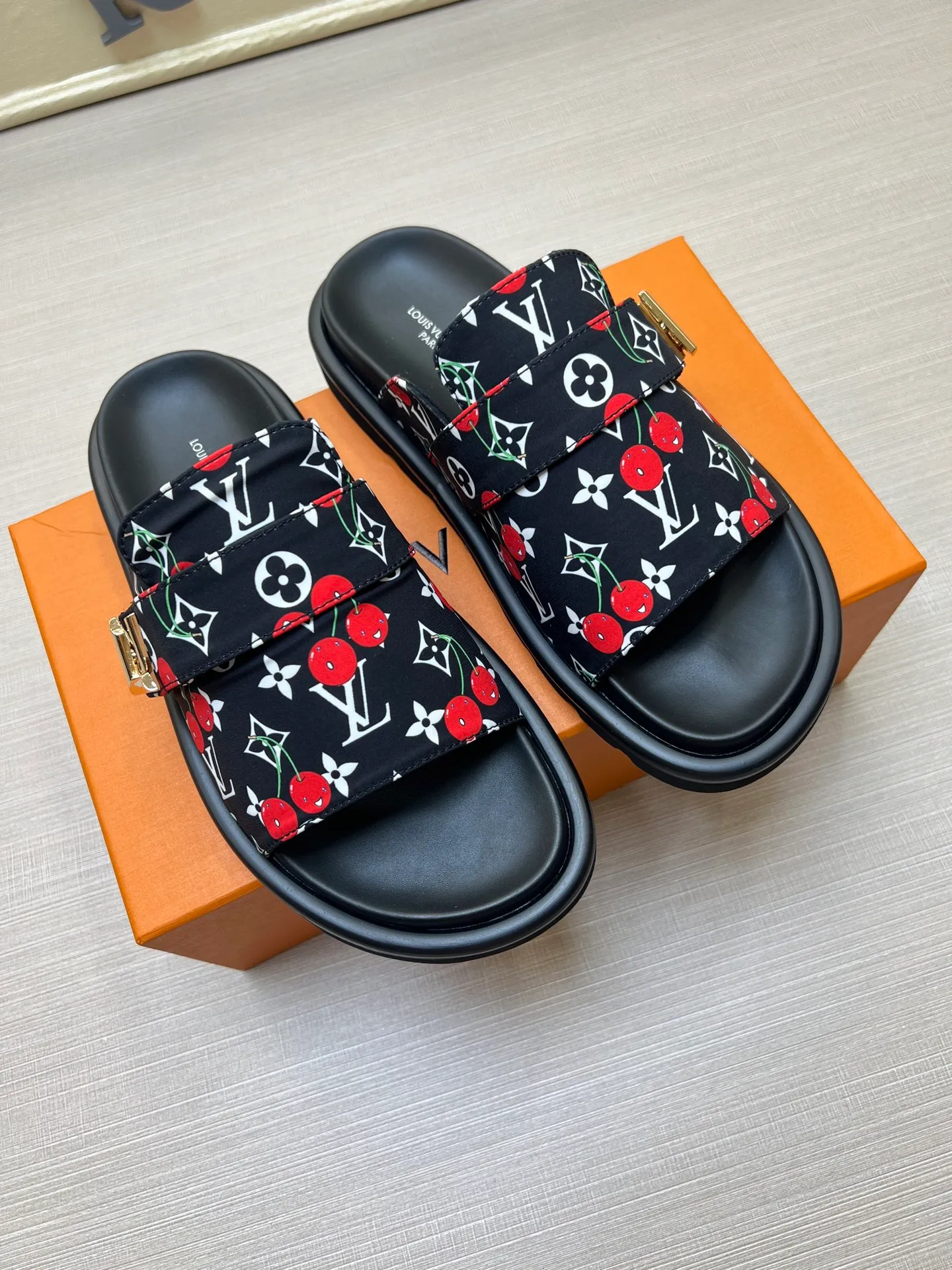 Factory price: 360💰【LOUIS VUITTON】Louis Vuitton, LV printing, men's and women's slippers are on the market, drawer box packaging with cloth bag, card, the upper pattern looks very soft and waxy, super versatile leg slimming artifact. Fabric: imported denim/canvas/old fabric, LV hardware LOGO, official website pattern printing, comfortable to wear, foot pads: high elastic men's shoes💰U water table. Sole: foam sole, heel height: about 5cm. Code number: 35-46, 35, 45, 46 are custom-made and non-returnable. Color: multiple colors and styles available.